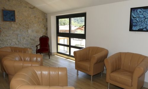 Notre gîte possède un espace salon détente à l'étage, avec vue sur les montagnes