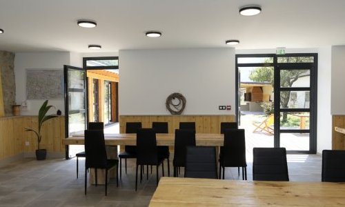 Grande salle de réception pouvant accueillir jusqu'à 60 personnes assises pour les séminaires d'entreprises, mariages, anniversaires, etc.