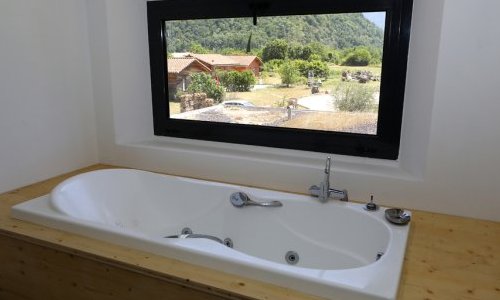 Salle de repos et baignoire balnéothérapie avec vus sur les pyrénées