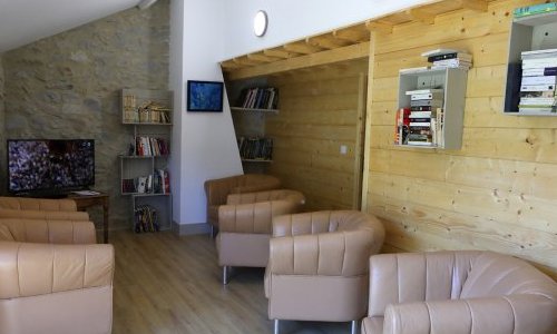 Salon espace détente dans notre domaine face à la montagne