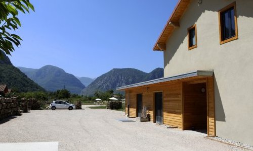 Cour et parking privatif attenant à notre gîte et nos chalets